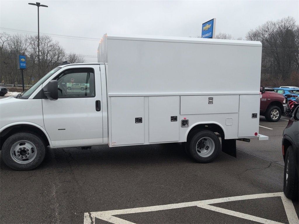 2025 Chevrolet Express Cutaway 3500 1WT
